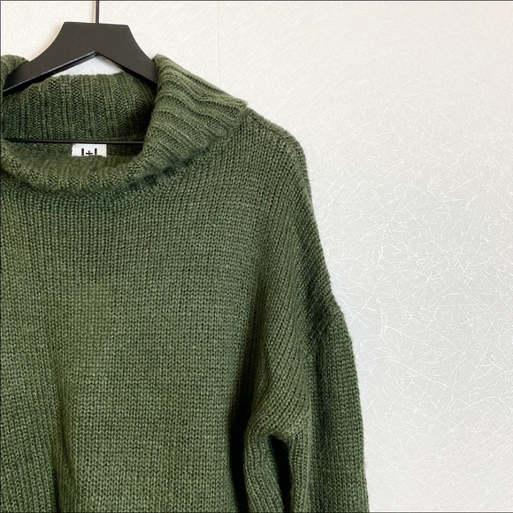 John + Jenn Colorblock Contrast Green and Black Loose Turtleneck Sweater Olive - Picture 6 of 6
